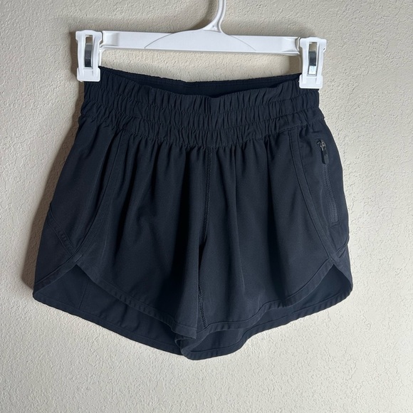 Sold Lululemon Tracker Short V 4" Black size 4 - Picture 2 of 4